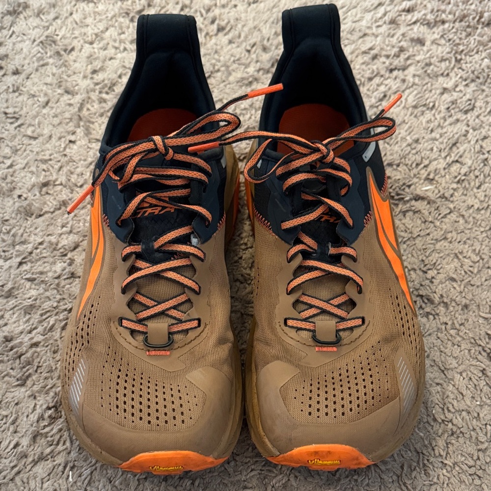 Altra Olympus 5 Men's Running Shoes in Tan and Orange. Size 9.
